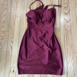 Really cute dress for dances.